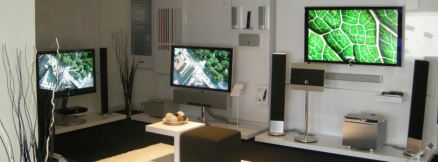 Eine Auswahl von TV und Hifi Produkten im Fachgeschäft in Dresden-Weißig.