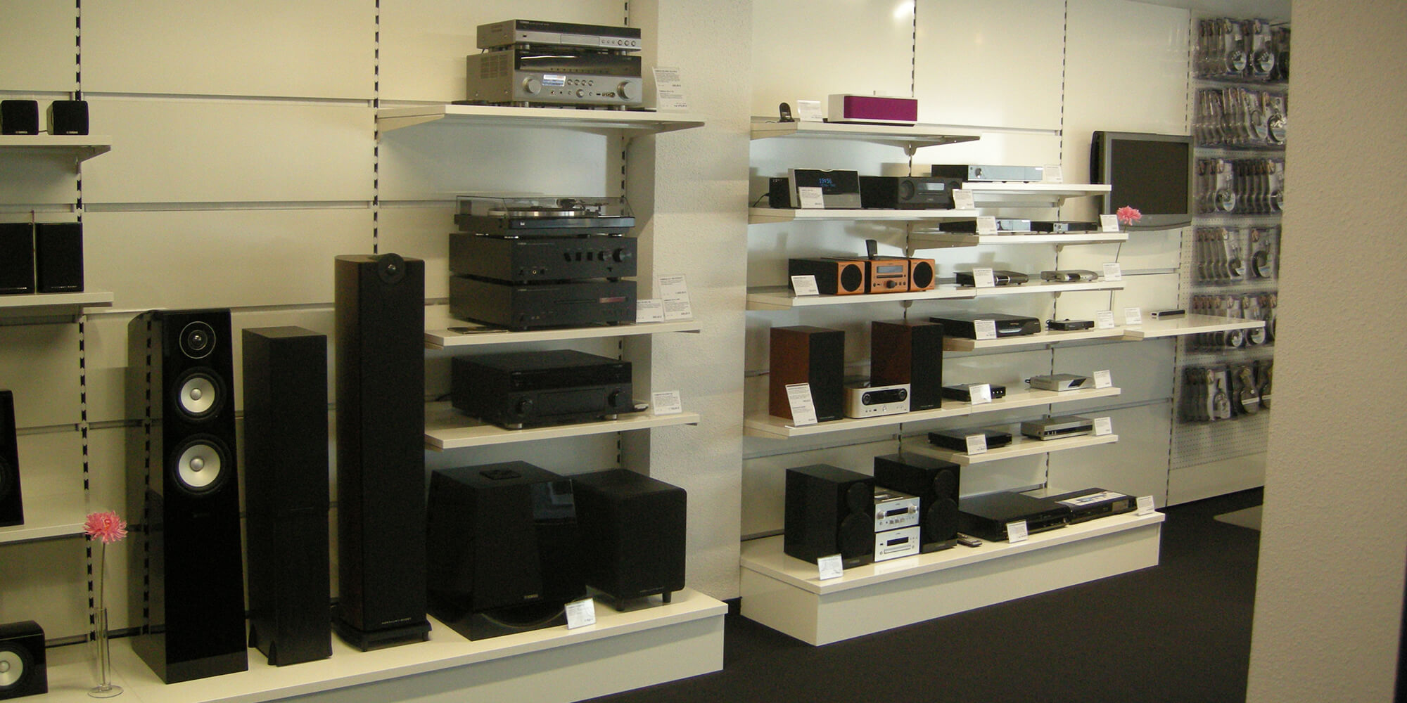 Ausstellungsfläche in unserem Fachgeschäft mit verschiedenen Audiogeräten und HiFi-Komponenten.