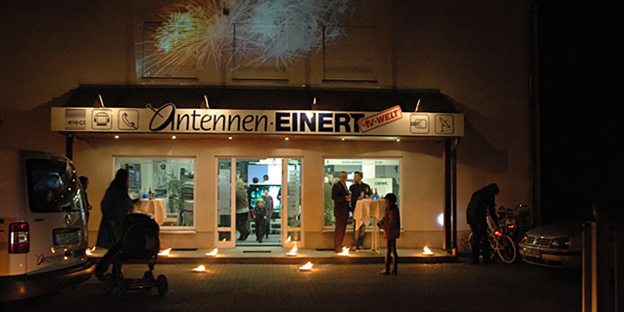 Abendliche Aufnahme Außenbereich von unserem Fachgeschäft.